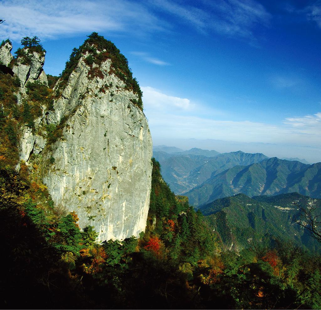 天竺山国家森林公园位于被誉为中国龙脉的秦岭南坡,区域多变的地形地貌,悠久的历史文化底蕴,共同赋予了森林公园丰富多彩、神奇俊秀的景观资源,公园的景 观资源集幽奇险秀的地文资源、秀丽清澈的水文资源、绚丽多样的生物资源、丰富神秘的人文资源和变化莫测的天象资源于一身,是秦岭深处一处不可多见的森林生 态旅游胜地。 天竺山森林公园地处秦岭南坡,属鹘岭的重要组成部分。地质构造为华里西褶皱带和印支褶皱带。板岩王阎是一条复活的断裂带。由于板块抬升,断裂带南侧形成 了几乎与鹘岭主脊平行的、呈东西走向的支梁。天竺山森林公园即