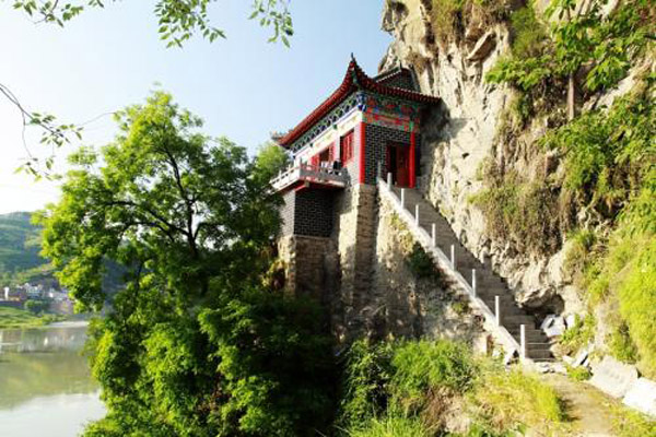 首页 天柱山白云寺 景区地址:安康市汉滨区瀛湖镇境内查看地图 白云寺