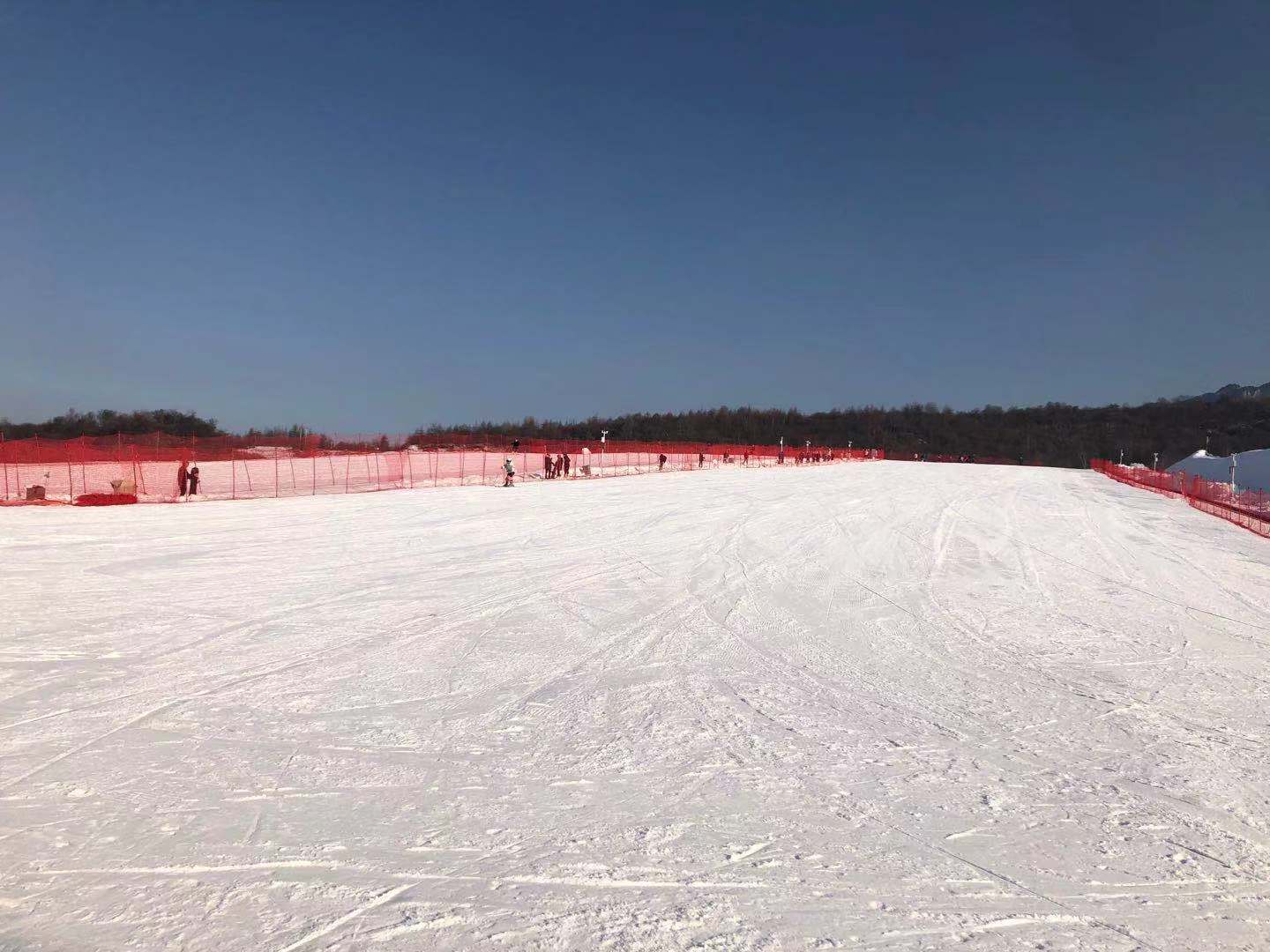 鳌山滑雪场滑滑乐园