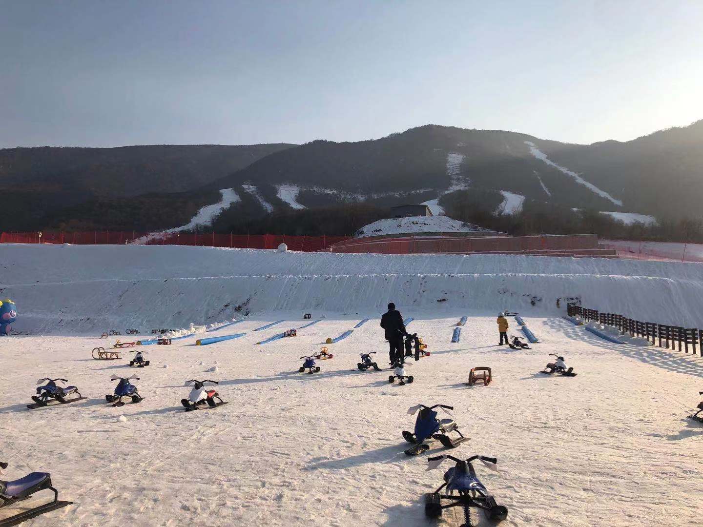 鳌山滑雪场滑滑乐园