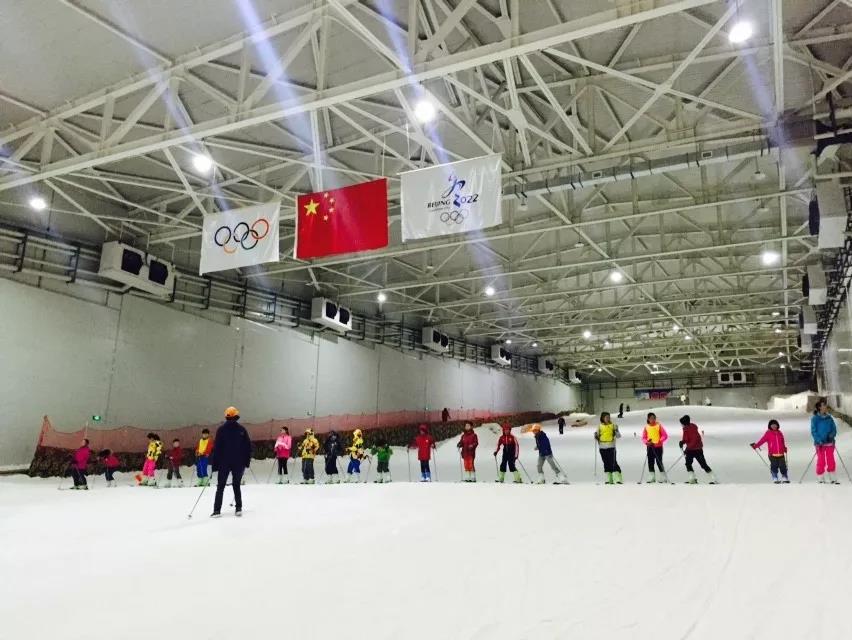 秦岭峡谷漂流/秦岭四季室内滑雪场