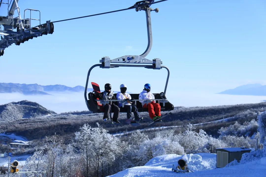 疫情不能出门旅游，来看看鳌山滑雪场的美景~滑雪赏景两不误