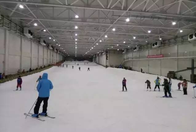 秦岭四季滑雪场让你结束漫长的等待，现在就去滑雪就去飞翔
