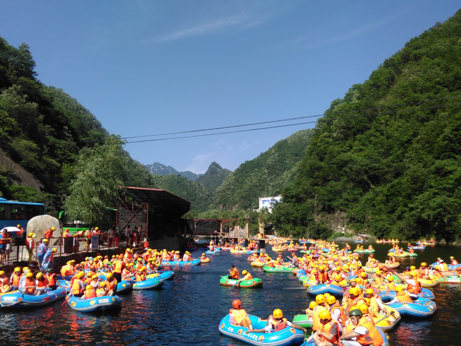 秦岭峡谷漂流的船能坐几个人？秦岭峡谷漂流需要带什么东西？
