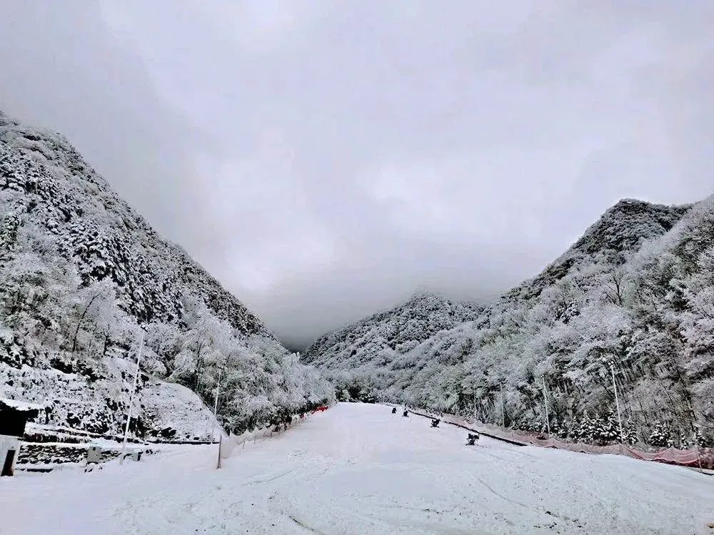 “家门口的高山滑雪世界”翠华山滑雪场