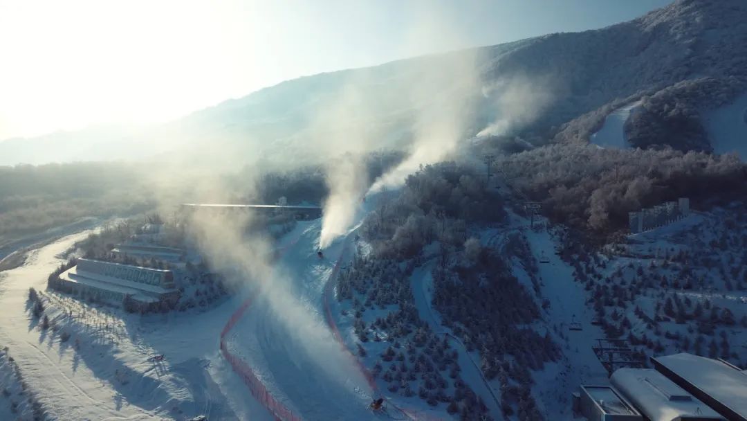 鳌山滑雪度假区A3华容道长度1333米，宽度38米，最大坡度42%