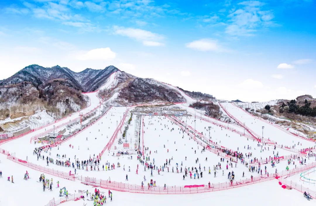 照金雪场高级雪道、中高级雪道、中级雪道、初级雪道和戏雪区已全面开放