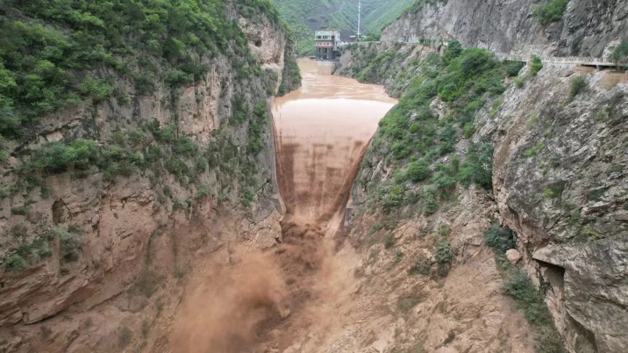 泾河洪峰过境，郑国渠景区出现了可遇不可求的八景之一“泾岸观潮”