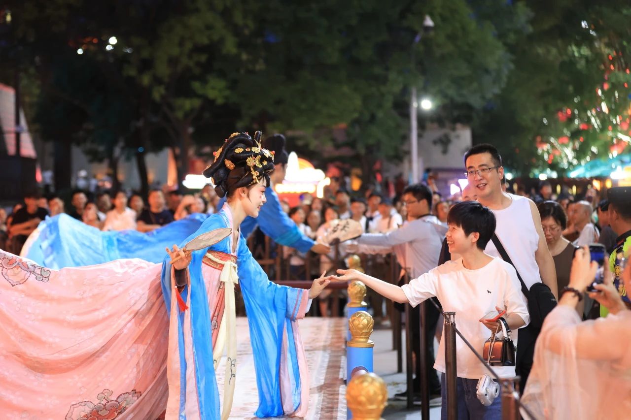 夜游大唐不夜城 绝对是西安最热门的打卡路线之一