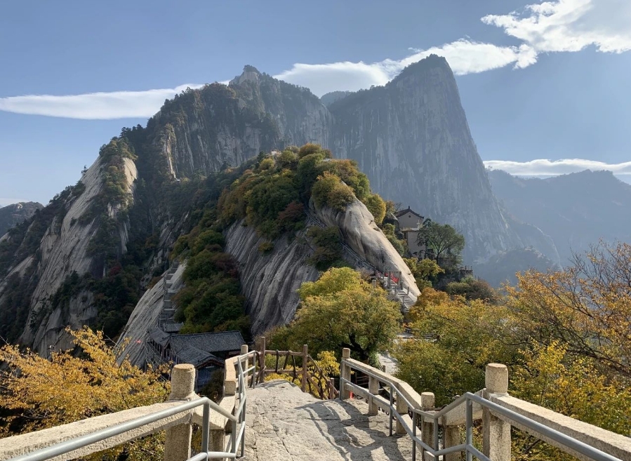 初冬到了，天气渐渐转凉，不妨来爬山暖暖身子，强身健体