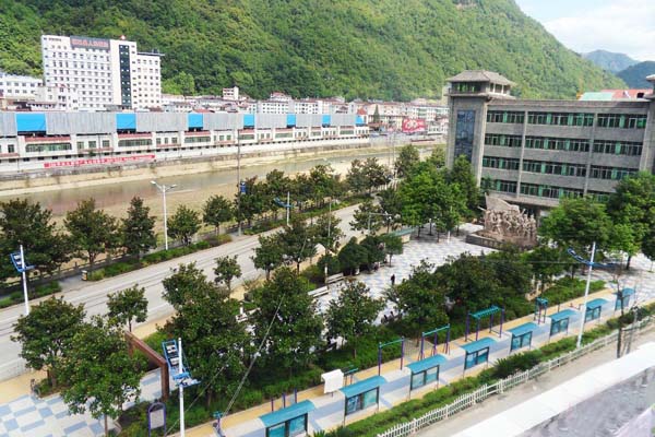 镇巴红军园广场