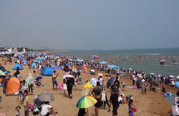 日照迎来旅游高峰 万平口景区8月份周末平均每天接待游客6万余人次