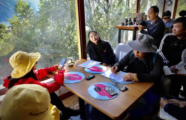 走向我们的小康生活丨巴松措景区：旅游促就业，畅想新生活