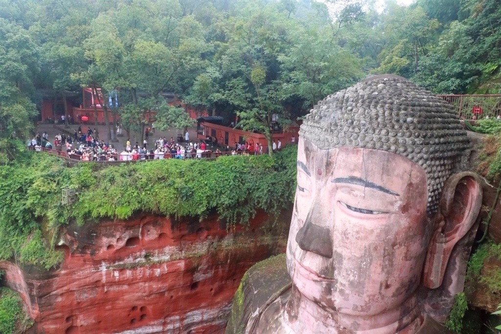 加速恢复！长假第三天，四川13个5A景区游客数量增6成，乐山大佛等多个景区限流