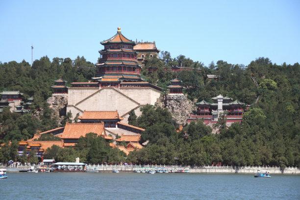 北京旅游景区迎来客流高峰 市文化和旅游局提示游客先预约后出游