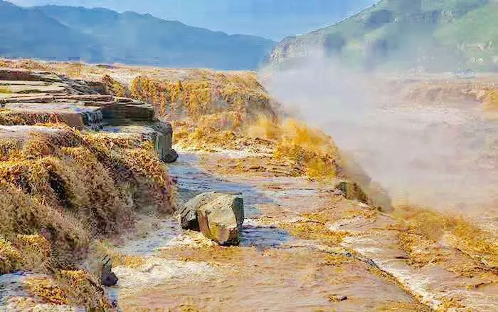 陕西壶口瀑布景区：每天送游客“国庆面”
