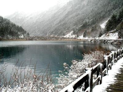 四川省多个景区喜迎今秋首雪