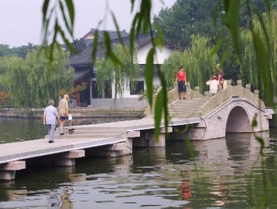  杭州旅游市场显著回暖 今年国庆假期西湖景区日均行驶车辆数同比上升19.6%
