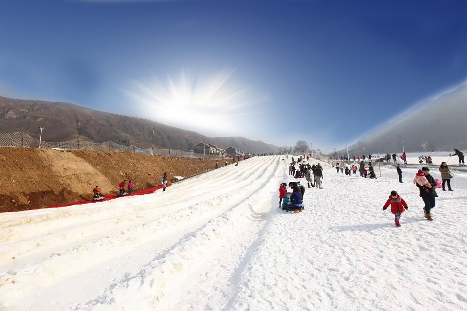  西安蓝田汤峪竹林畔滑雪场距离西安远吗？竹林畔滑雪场有多大？